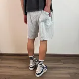 Short de algodón color crema con cintura elastizada y cordón ajustable.