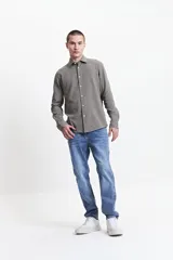 Camisa de manga larga lisa color gris oscuro, con textura y logo bordado.