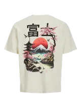 Remera color crema con estampa de pagoda japonesa, cerezos en flor y el Monte Fuji al fondo.
