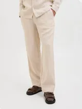 Pantalón chino de lino color beige, corte clásico, con cierre de cremallera y cintura con elástico.