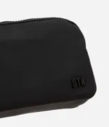 Riñonera negra con cierre de cremallera, correa ajustable y logo de la marca en relieve. Fabricada con poliéster reciclado.