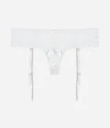 Bombacha blanca de encaje floral, corte bikini hilo, con ligas acetinadas ajustables.