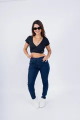 Remera corta color beige con escote en V y nudo frontal.