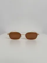Lentes de sol con armazón y patillas metálicas color dorado y lentes color marrón.