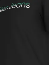 Remera negra de algodón con cuello redondo y mangas cortas. Estampado frontal con el logo "Calvin Klein Jeans" en letras blancas y verde agua.