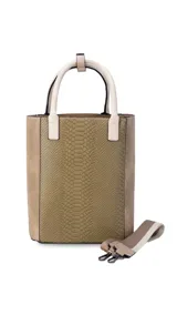 Matera color beige con estampado símil piel de serpiente, con detalles en cuero marrón y correa larga desmontable.