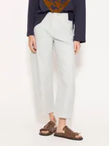 Pantalón slouchy de denim celeste, con cinco bolsillos, pinzas en las rodillas y corte cropped.