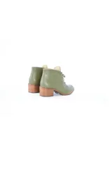 Botines de cuero color oliva con cordones frontales y tacón bloque de madera clara.
