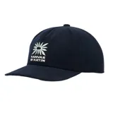 Gorra de gabardina azul marino con visera curva y logo bordado en el frente.