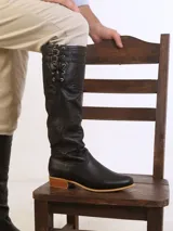 Bota de 100% cuero, con suela neolit y diseño de caña alta.