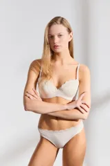 Conjunto de lencería color beige con detalles de encaje.