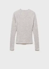 Remera de tejido fluido color gris jaspeado, con cuello redondo y mangas largas. De corte recto y sin cierre.