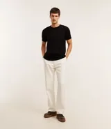 Remera negra de algodón con textura trenzada, cuello redondo y mangas cortas.
