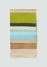 Fular rectangular con estampado de rayas horizontales en tonos verde, azul, marrón y beige. Tejido de mezcla de lino con terminaciones deshilachadas.