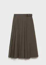 Falda midi color verde musgo, de corte evasé y diseño de tablas. Presenta abertura frontal, trabillas y cinturón con hebilla.