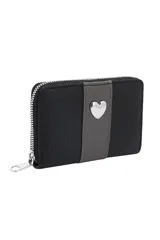 Billetera negra con cierre y diseño de corazón plateado en el centro.