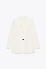 Blazer blanco de cuello solapa y manga larga con hombreras. Detalle de tejido con efecto arrugado. Bolsillos delanteros de vivo. Cierre frontal con un botón.