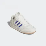 Championes Adidas Forum Low color blanco con detalles en azul y dorado. Confeccionados en cuero, gamuza y piel sintética. Suela de goma color caramelo y cierre con cordones.
