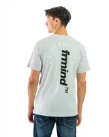 Remera blanca con estampado en el pecho, de corte clásico y manga corta.