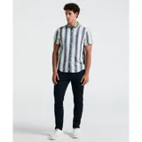 Camisa de manga corta con cuello abotonado y bolsillo en el pecho. Diseño a rayas verticales en tonos azul, naranja y blanco.