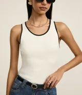 Musculosa de breteles anchos, confeccionada en Rib de algodón y modelo regular. Posee cuello redondo y acabado contrastante.