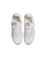Championes blancos de diseño atlético con detalles de gamuza y suela tipo waffle, combinando estilo y comodidad.