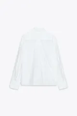 Camisa blanca de popelín con cuello solapa y manga larga.