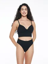 Top negro de lycra con breteles finos y escote en V.