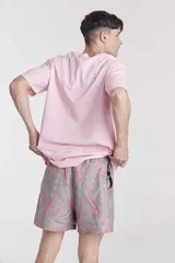 Remera azul de corte clásico y mangas cortas.