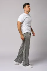 Pantalón de jean gris claro, corte amplio y tiro alto.