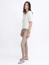 Sweater de punto color beige, de manga corta y corte holgado.