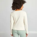 Chaqueta de pijama color blanco de punto con botones y escote en V.
