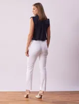 Pantalón de gabardina elastizada color beige, marca Tahari. Corte slim, pretina con pasadores, cierre y broche interno. Delantera y trasera con bolsillos.