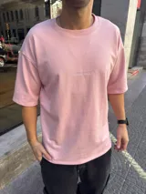 Remera rosada de algodón pesado, corte holgado y cuello redondo.