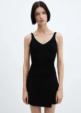 Top negro de punto de canalé con escote de pico y tirantes finos.