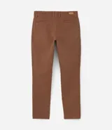 Pantalón de vestir color marrón, de corte recto, con bolsillos laterales y traseros. Se ajusta a la cintura con cinturón de cuero marrón.