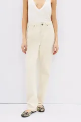 Pantalón de jean color crudo, de corte recto y tiro alto, con bolsillos delanteros y traseros.