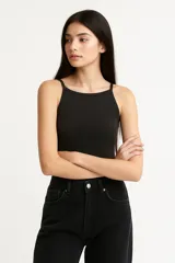 Musculosa blanca ajustada al cuerpo, de bretel fino y escote cuadrado.