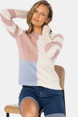 Buzo de tejido fino con diseño de bloques de color en beige, rosado y azul, y mangas con rayas horizontales en beige y rosado. Confeccionado en algodón, de manga larga y cuello redondo.