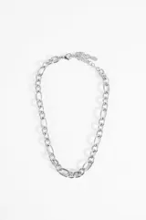 Collar de cadena plateada con eslabones de diferentes tamaños, cierre de mosquetón y cadena de extensión.