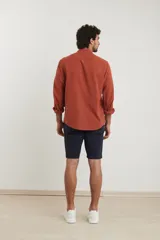 Camisa rosada de lino y algodón, con cuello mao, manga larga y bolsillo de parche en el pecho.