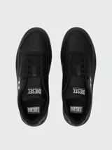 Zapatillas deportivas Diesel modelo S-Tracker-D, color blanco con plataforma gruesa color crema. Presentan detalles en negro como el logo 'D' lateral y texto en la lengüeta.