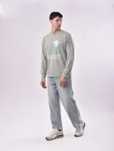 Buzo verde claro con estampado frontal con la frase "Keep it real" y un diseño floral.