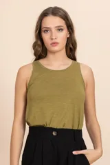 Musculosa color verde oliva, de corte recto y breteles anchos.