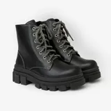 Bota de caña media color negro, con cordones a rayas blancos y negros, plataforma con suela track y costuras a contratono.