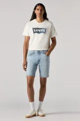 Bermuda de jean celeste de corte recto.