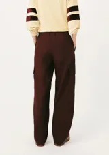 Pantalón cargo color borgoña, de corte recto, con bolsillos laterales con solapa y cinturón trenzado marrón.