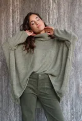 Pantalón de pana fina color gris, de tiro medio con dos bolsillos frontales.