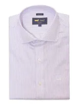 Camisa de vestir a rayas verticales color lila y blanco, de corte regular, manga larga y cuello italiano. Tiene bolsillo en el pecho con logo bordado.
