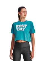 Remera corta Under Armour color gris oscuro con estampado frontal de la frase "REST DAY" en letras blancas con borde difuminado.